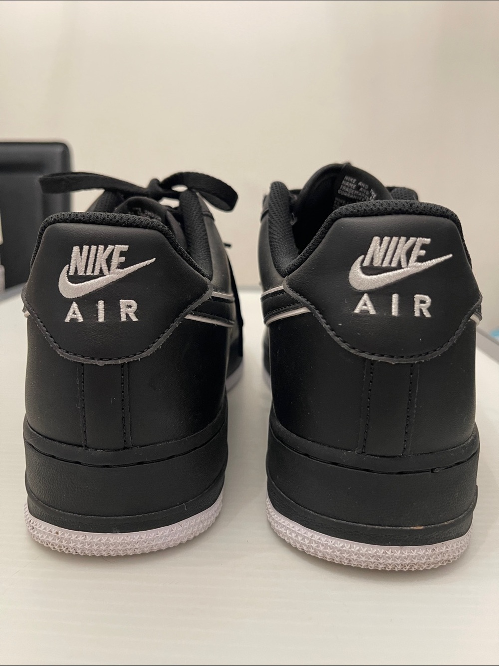 NIKE AIR FORCE 1 07 BLACK WHITE LEATHER SNEAKERS MENS SIZE 12 - Picture 3 of 14